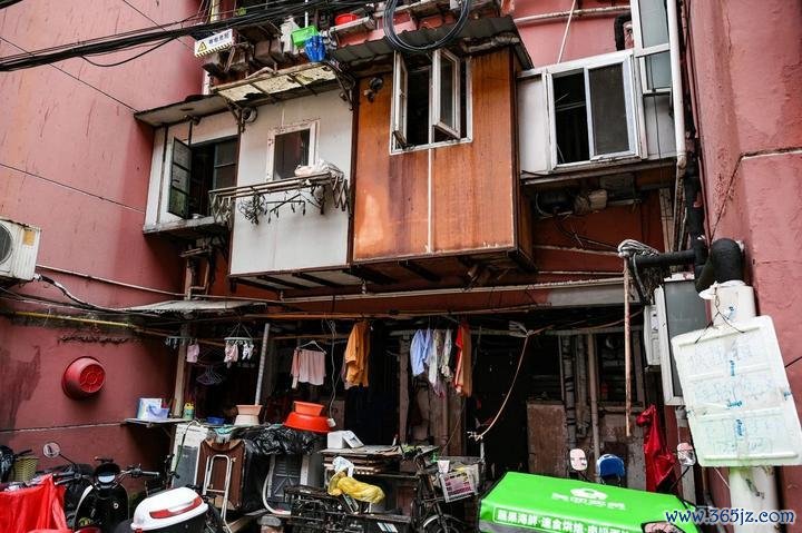 蜕变前的田林路65弄内，随地可见居民自建的社区“吊脚楼”。受访单元供图