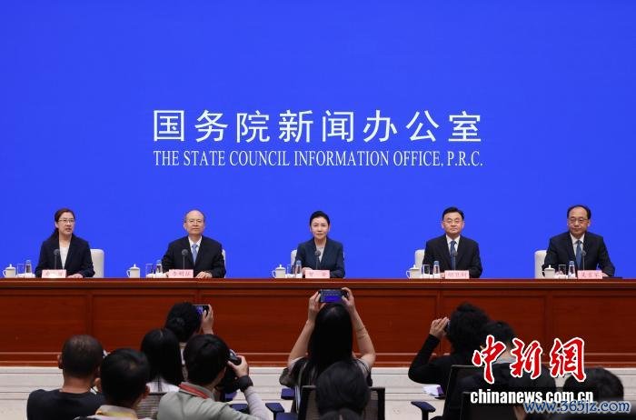 9月8日,中国国务院新闻办公室在北京举行“高质料完成‘十四五’贪图”系列主题新闻发布会,王法部部长贺荣、王法部副部长胡卫列、王法部副部长李明征、王法部副部长吴言军先容“十四五”技巧鼓励社会主张法治开拓和王法行政责任,行状经济社会高质料发展干系情况,并答记者问。 中新社记者 杨可佳 摄 9月8日,中国国务院新闻办公室在北京举行“高质料完成‘十四五’贪图”系列主题新闻发布会,王法部部长贺荣、王法部副部长胡卫列、王法部副部长李明征、王法部副部长吴言军先容“十四五”技巧鼓励社会主张法治开拓和王法行政责任,行状经济社会高质料发展干系情况,并答记者问。 中新社记者 杨可佳 摄