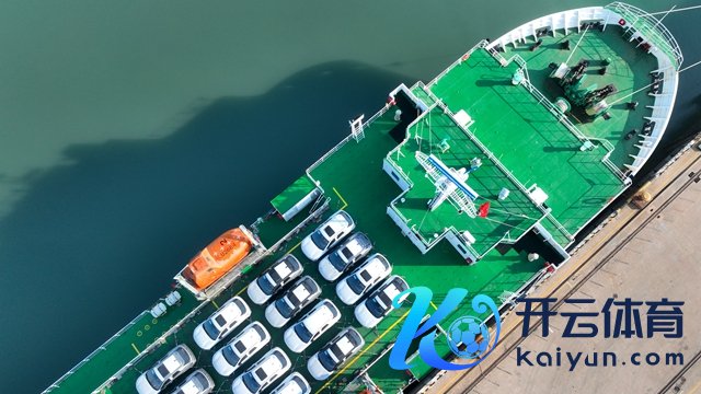 开首：新华社
